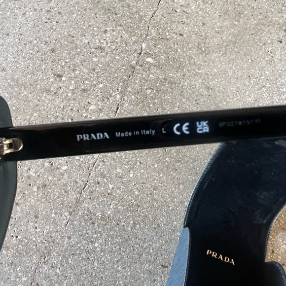 Prada frames feature a Cat Eye shape perfect for round or oval shaped faces. - Picture 7 of 12